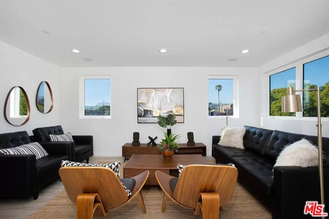 945 N Oxford Avenue, Los Angeles CA: https://media.crmls.org/mediaz/376b7ed8-409b-4358-a18f-34770f9c882b.jpg