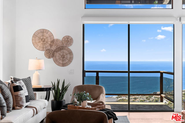 1183 La Mirada Street, Laguna Beach CA: https://media.crmls.org/mediaz/376c80af-70ca-413b-8a62-339e9ed367e4.jpg