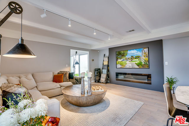 4101 Tarrybrae Terrace, Tarzana CA: https://media.crmls.org/mediaz/376d866e-f25e-4c88-9ef5-2cb0ba6ccf35.jpg