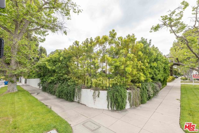 602 S Lucerne Boulevard, Los Angeles CA: https://media.crmls.org/mediaz/376efe1d-852e-4759-bf32-59eabb10a240.jpg