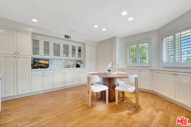 5025 Delita Place, Woodland Hills CA: https://media.crmls.org/mediaz/376f7818-fd79-4611-b819-0a97754aba51.jpg