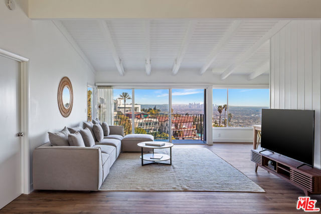 9432 Sierra Mar Place, Los Angeles CA: https://media.crmls.org/mediaz/376ff34f-e0cf-4d2a-b79f-53123f4e144a.jpg
