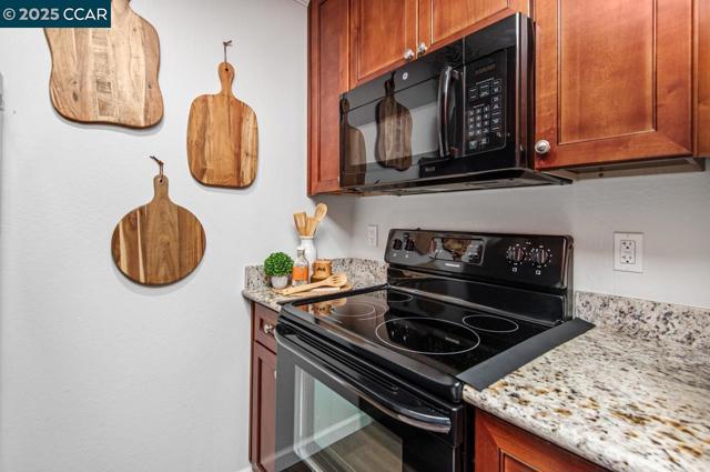 2742 Oak Rd, Walnut Creek CA: https://media.crmls.org/mediaz/377150f5-61be-41cd-acb2-4f8f095f6528.jpg