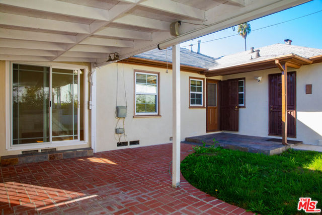 5260 Parkglen Avenue, Los Angeles CA: https://media.crmls.org/mediaz/37729a61-f516-4a2f-9a19-c92d5eee686d.jpg