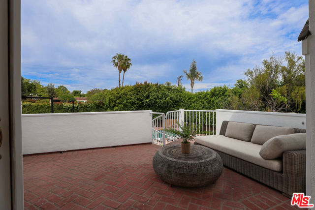 628 N Elm Drive, Beverly Hills CA: https://media.crmls.org/mediaz/37744eb2-bc64-4ed5-a8d5-cba9d35bc9f5.jpg