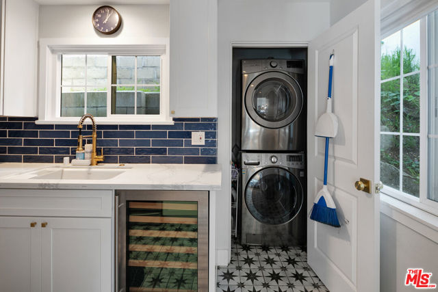 2059 Laurel Canyon Boulevard, Los Angeles CA: https://media.crmls.org/mediaz/3774dce1-600e-4a3e-90b9-8911cd52ad9b.jpg