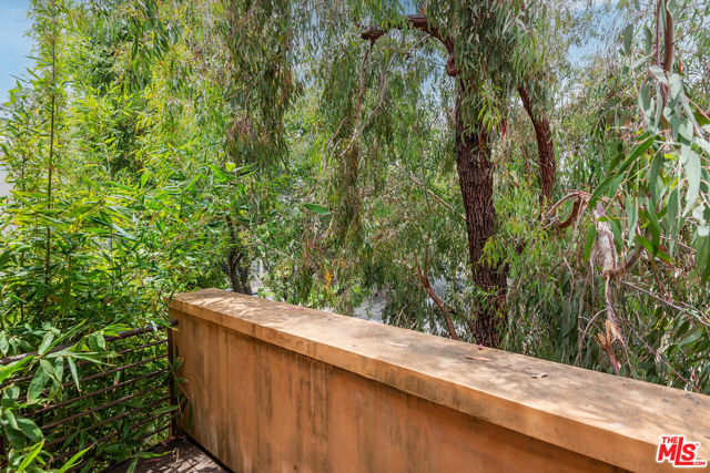 900 N West Knoll Drive, West Hollywood CA: https://media.crmls.org/mediaz/3775c2c0-1222-404d-89b4-3fb488240e2c.jpg