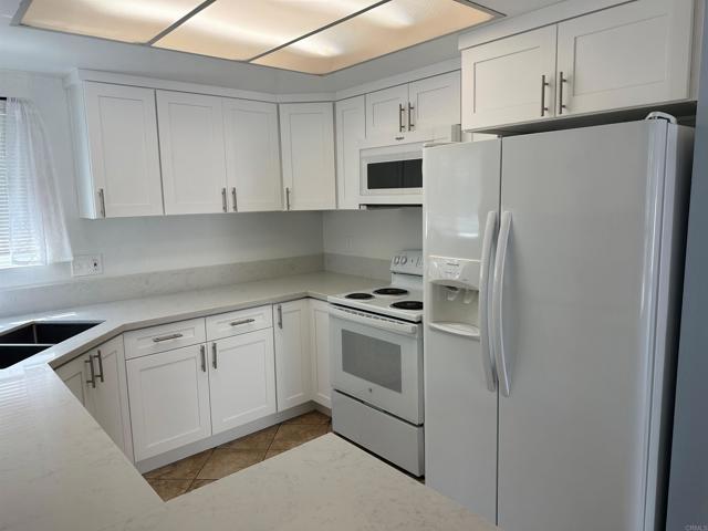 2860 Nantucket Lane, Carlsbad CA: https://media.crmls.org/mediaz/37765d2f-14c1-45d3-a961-b3897042d8c9.jpg
