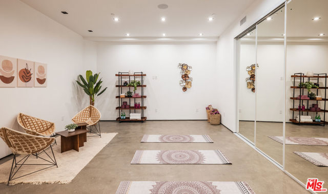 3920 Knobhill Drive, Sherman Oaks CA: https://media.crmls.org/mediaz/37769a90-01f1-412a-81ec-0d72438bdd03.jpg