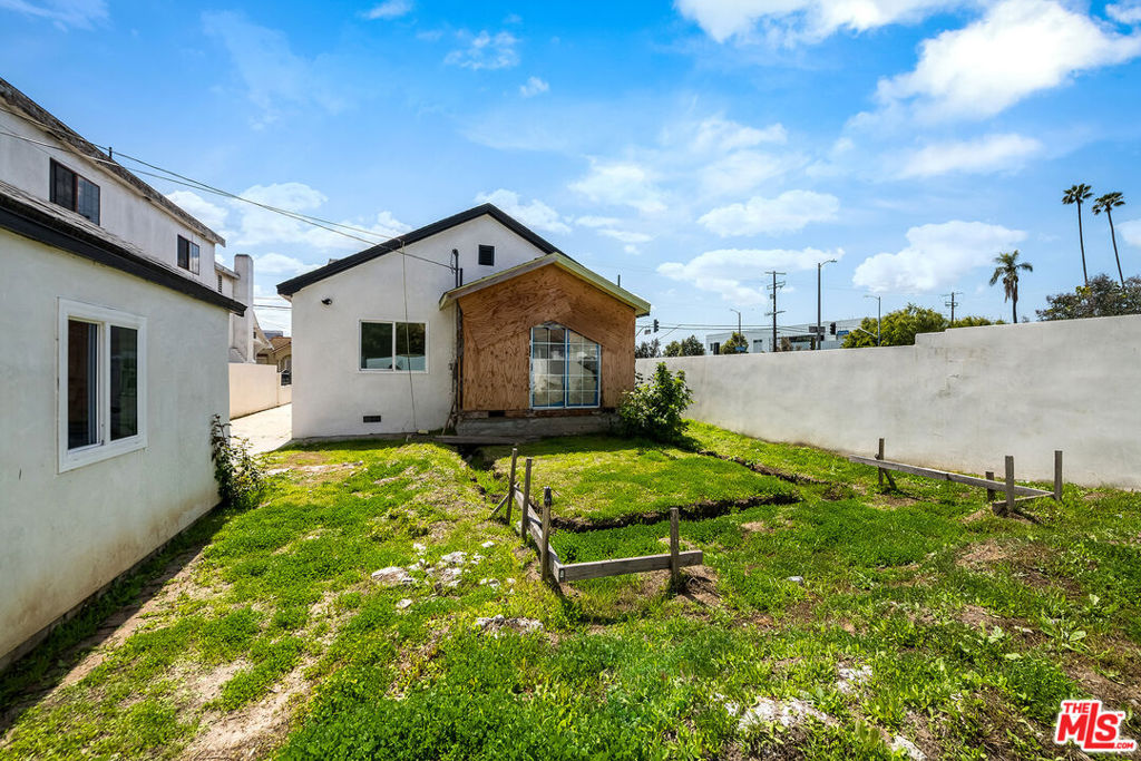 4421 Oakwood Avenue