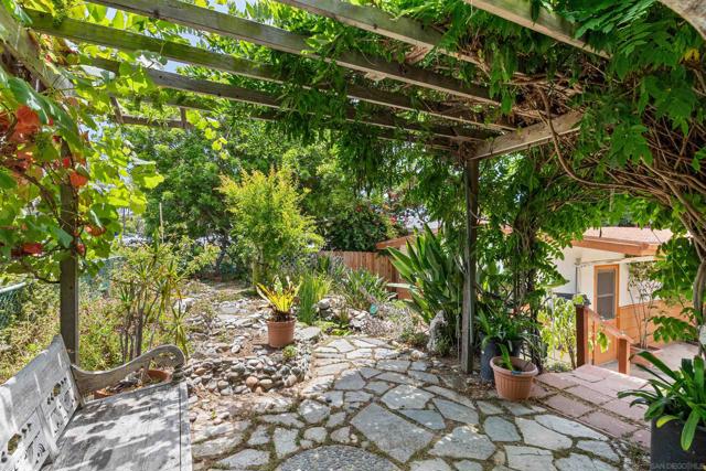 719 Marsolan Ave, Solana Beach CA: https://media.crmls.org/mediaz/37776fda-a10e-4a51-a07e-6d75414fe87c.jpg