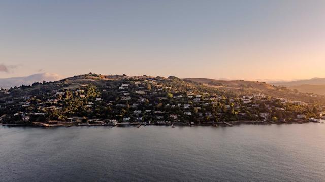 4980 Paradise Drive, Tiburon CA: https://media.crmls.org/mediaz/37784b95-e908-457e-b843-a868d092e01d.jpg
