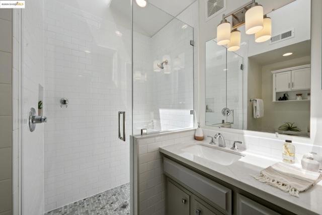 184 Lombardy Ln, Orinda CA: https://media.crmls.org/mediaz/3778e87d-30a6-4c92-ba46-c8d16ed0023f.jpg