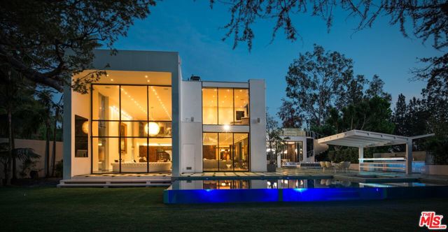 Located on one of the most prestigious streets North of Sunset in Beverly Hills, sits an estate designed by William S. Beckett. Reimagined in 2015, this minimalistic home showcases a highly crafted/practical floor plan making it ideal for gatherings and entertaining. The lush grounds include a meditation garden, chef's kitchen/bar, ample lawns and zero-edge infinity pool. Set on nearly an acre, this unprecedented estate offers a level of space and privacy that firmly establishes it among the city's prized residences.
