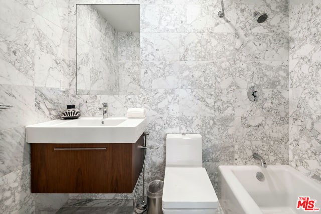 2612 Wallingford Drive, Beverly Hills CA: https://media.crmls.org/mediaz/3779bd18-f5fc-465a-b4d9-c62e29a42c0b.jpg