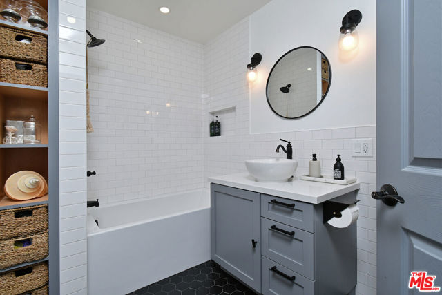 18033 Rosita Street, Encino CA: https://media.crmls.org/mediaz/377c370f-baeb-4302-855b-919eb4e4b672.jpg