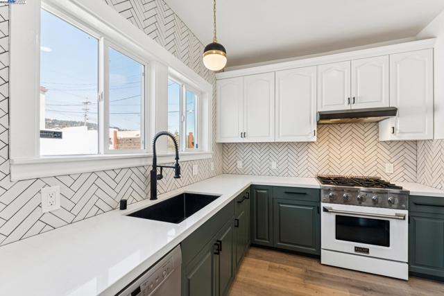2734 Macarthur Blvd, Oakland CA: https://media.crmls.org/mediaz/377d33ce-6009-4620-bd5d-bdd414827d81.jpg