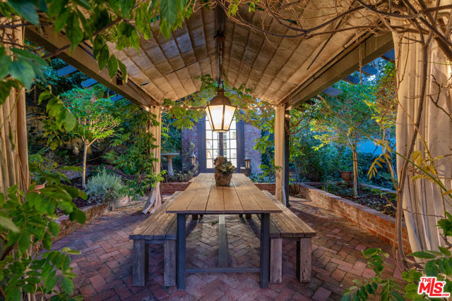 3827 Carnavon Way, Los Angeles CA: https://media.crmls.org/mediaz/377d3ca8-bc6c-4938-ad2a-bc8bf317ab33.jpg