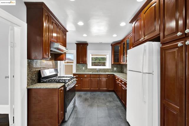 1009 106Th Ave, Oakland CA: https://media.crmls.org/mediaz/377d963b-c9fb-4718-b3f1-6acb965f729d.jpg