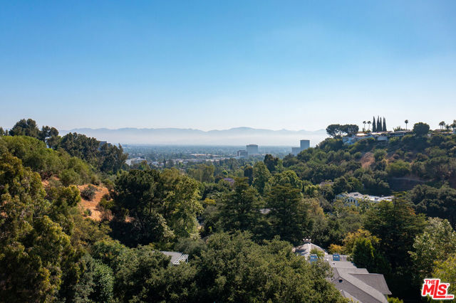 16145 High Valley Place, Encino CA: https://media.crmls.org/mediaz/377e4615-c203-42a3-a81b-fa6a21a69688.jpg
