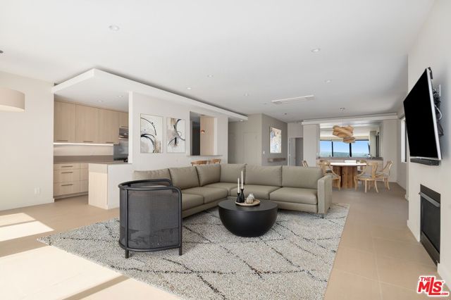 1 Northstar Street, Marina del Rey CA: https://media.crmls.org/mediaz/377edddd-fd6e-4b89-aad3-03b1e9f24914.jpg