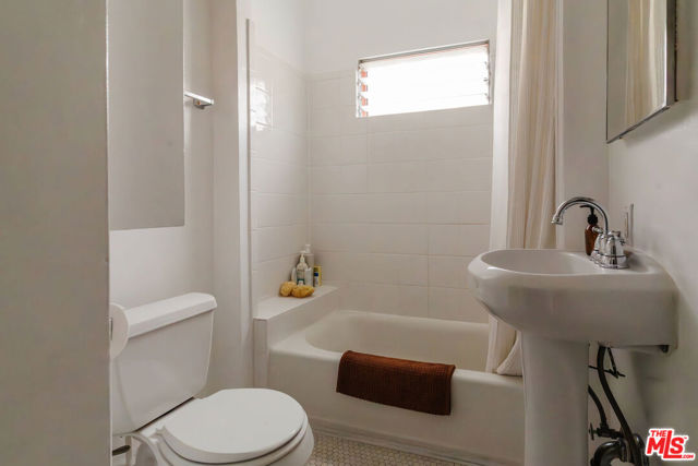 4426 Price Street, Los Angeles CA: https://media.crmls.org/mediaz/377f0ae9-9ba9-4d8e-9522-0e11dc97323a.jpg