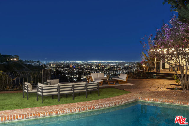 8828 Thrasher Avenue, Los Angeles CA: https://media.crmls.org/mediaz/377f654f-73a3-4d11-a0d5-8c6940a58fb2.jpg