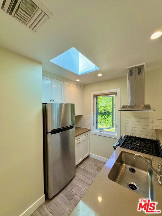 10740 Aqua Vista Street, Studio City CA: https://media.crmls.org/mediaz/377f99bd-cb52-4ce3-b4d1-1dfd736656a9.jpg