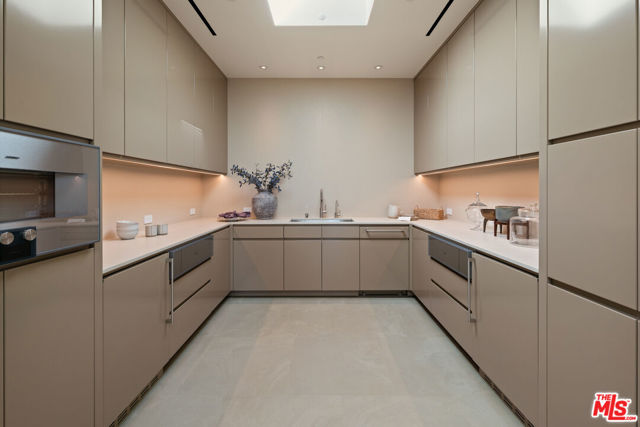 1016 N Hillcrest Road, Beverly Hills CA: https://media.crmls.org/mediaz/377fdc6a-6c2d-4fe4-bc81-50aa0cb23de6.jpg