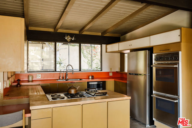 2 Seahurst Road, Rolling Hills Estates CA: https://media.crmls.org/mediaz/37802662-51ed-45f7-826f-d315bab8e754.jpg