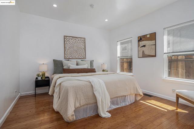 879 45Th St, Oakland CA: https://media.crmls.org/mediaz/37807910-3647-4706-ad55-da463e1df71c.jpg