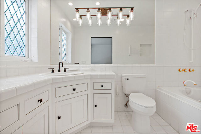 3553 Cody Road, Sherman Oaks CA: https://media.crmls.org/mediaz/3780945d-0173-43e3-8e3b-09b504f5881e.jpg