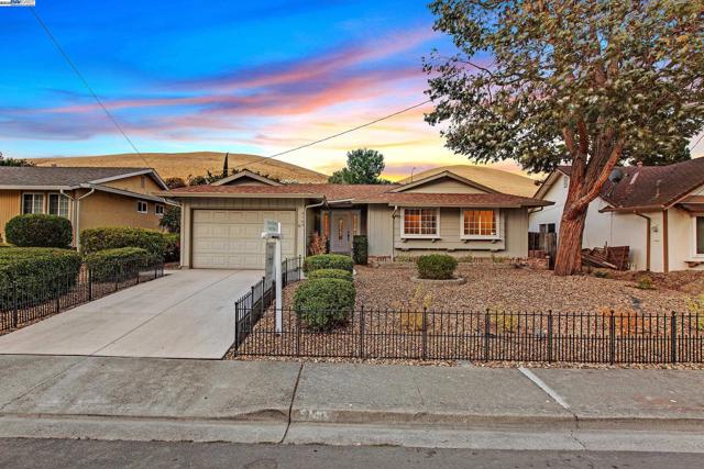 9140 Tangerine St, San Ramon CA: https://media.crmls.org/mediaz/3780b429-641e-4c29-af76-36ac9a58a2ac.jpg