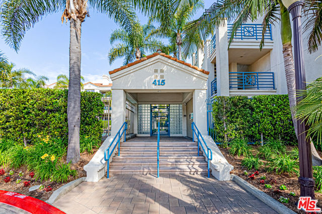 415 Townsquare Lane, Huntington Beach CA: https://media.crmls.org/mediaz/37817e83-b462-4cb0-a00a-233b69db2f00.jpg