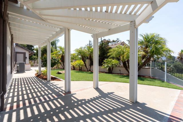 1337 Oak View Way, Escondido CA: https://media.crmls.org/mediaz/3781bb47-aede-4486-9059-f7b417379caf.jpg