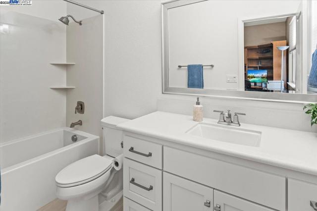 6822 Spanner Ct, Tracy CA: https://media.crmls.org/mediaz/37820390-be55-4af1-b403-29d0b199f929.jpg