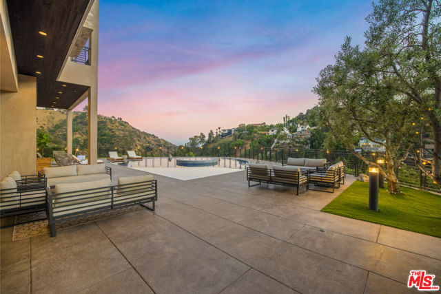 2501 Zorada Drive, Los Angeles CA: https://media.crmls.org/mediaz/37823a5c-0449-485b-b721-5466dc405c96.jpg