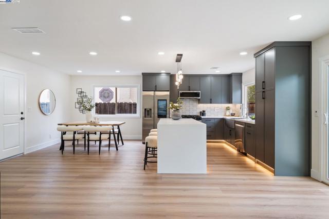 31314 San Andreas Dr, Union City CA: https://media.crmls.org/mediaz/3782b516-c306-4851-95e4-473075613b79.jpg