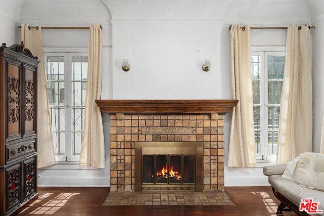 5021 Elmwood Avenue, Los Angeles CA: https://media.crmls.org/mediaz/37836a3b-9032-4d24-b6b7-fb5c2109aef2.jpg