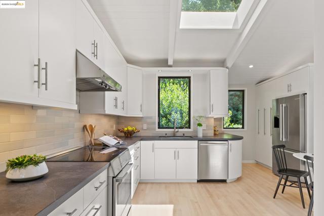20 Ascot Ct, Oakland CA: https://media.crmls.org/mediaz/3783af02-244e-47ef-b1f4-c3b26b67aa8a.jpg