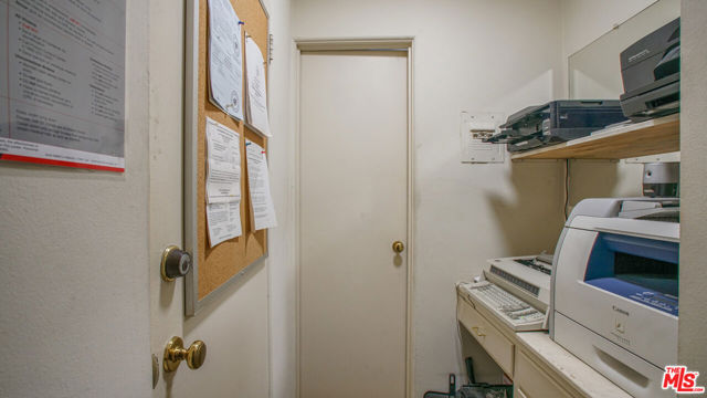 275 S Marengo Avenue, Pasadena CA: https://media.crmls.org/mediaz/3783fa9a-2ea1-4c5c-8d63-e59ba92fb1c6.jpg