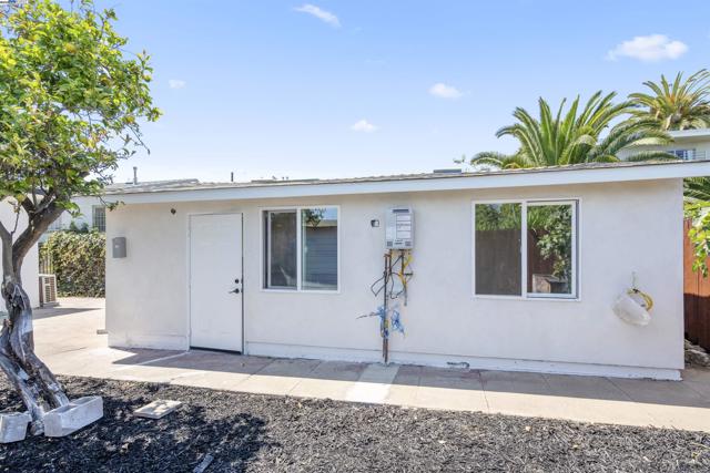 5542 Harvey Ave, Oakland CA: https://media.crmls.org/mediaz/3783fd4e-ff2d-4755-a387-b375bfede0af.jpg
