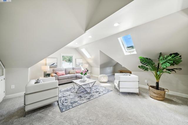 3357 Jordan Rd, Oakland CA: https://media.crmls.org/mediaz/37844feb-3f2f-4e73-9046-6af554f2fa71.jpg