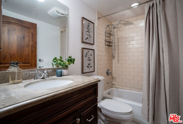 1331 N Sycamore Avenue, Los Angeles CA: https://media.crmls.org/mediaz/3786caaf-5b3f-44eb-bf9c-76020028e65e.jpg