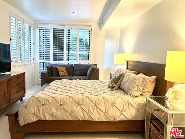 2950 Neilson Way, Santa Monica CA: https://media.crmls.org/mediaz/37871d49-5f62-4eec-af35-9ad16865d673.jpg