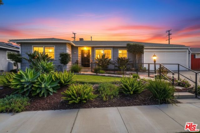 1060 E 45th Way, Long Beach CA: https://media.crmls.org/mediaz/3787984f-fbb3-420f-b2a0-acf1baa24385.jpg