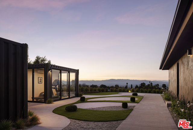 16401 Mulholland Drive, Los Angeles CA: https://media.crmls.org/mediaz/3788e958-35a7-47d8-a8b1-2e5110ed3268.jpg