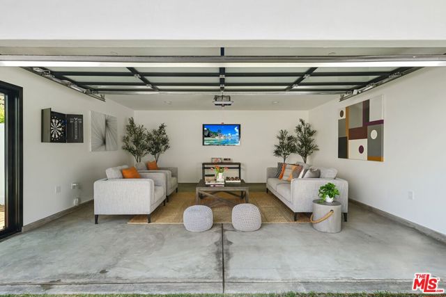 4153 Vantage Avenue, Studio City CA: https://media.crmls.org/mediaz/378955d0-7b65-4314-9e2c-8c339703b4a2.jpg