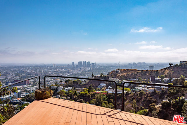 8424 Grand View Drive, Los Angeles CA: https://media.crmls.org/mediaz/378ca793-cdb7-4157-858f-89ab898c40f1.jpg