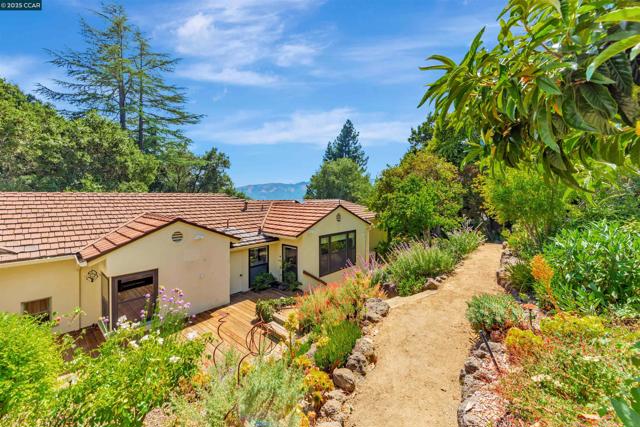 23 El Verano, Orinda CA: https://media.crmls.org/mediaz/378e229e-8e10-4704-bdb9-996d58ae2abe.jpg